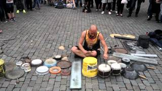 Bruxelles batteur Dario Rossi spectacle de tambours dans la rue [upl. by Ber]